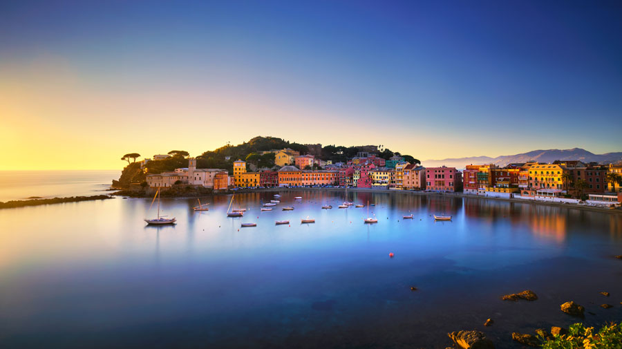 La baie de Sestri Levante au coucher du soleil